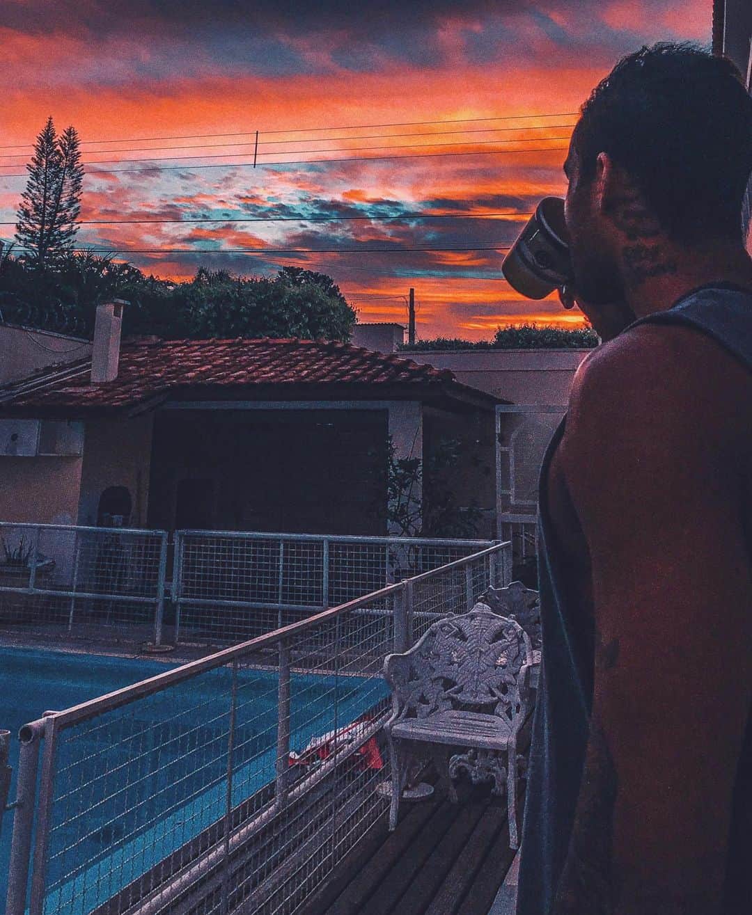 マテウス・サンタナのインスタグラム：「Siga tranquilamente entre a inquietude e a pressa, lembrando-se de que há sempre paz no silêncio...🌤 #motivosparasorrir」
