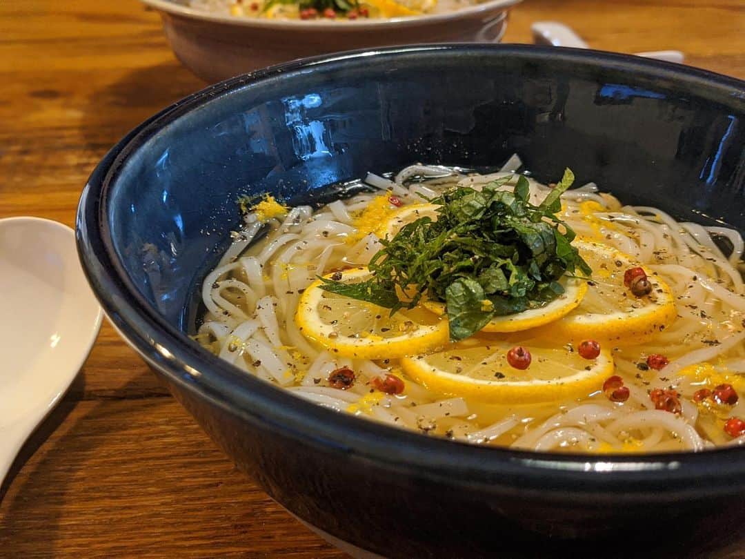 藤田敦子のインスタグラム：「ㅤㅤㅤ 【#blendakitchen 】 @taearth821 の檸檬素麺レシピを参考に檸檬うどん🍋🙏 たえこのTOPページから @daybyday__2016 レシピに飛べるよ。 ㅤㅤㅤ @huromjapan のジューサーで 絞ったレモンを最後に入れて さらに皮を削っておいたものを散らして ピンクペッパーだけでなく ブラックペッパーもごりごり入れてみた。 ㅤㅤㅤ @huromjapan のジューサーで絞ったレモンは 朝飲む自家製KOMBUCHAに生姜と一緒に入れたり 夜はレモンサワーとして使ったり… 本当に使えるから、長期間ではないけれど 絞り置き(笑)してある。 無駄なく使えてありがたい。 Huromと無農薬レモン万歳🙌🍋🍋🍋 ㅤㅤㅤ #たえ飯　入れるの忘れてた！」