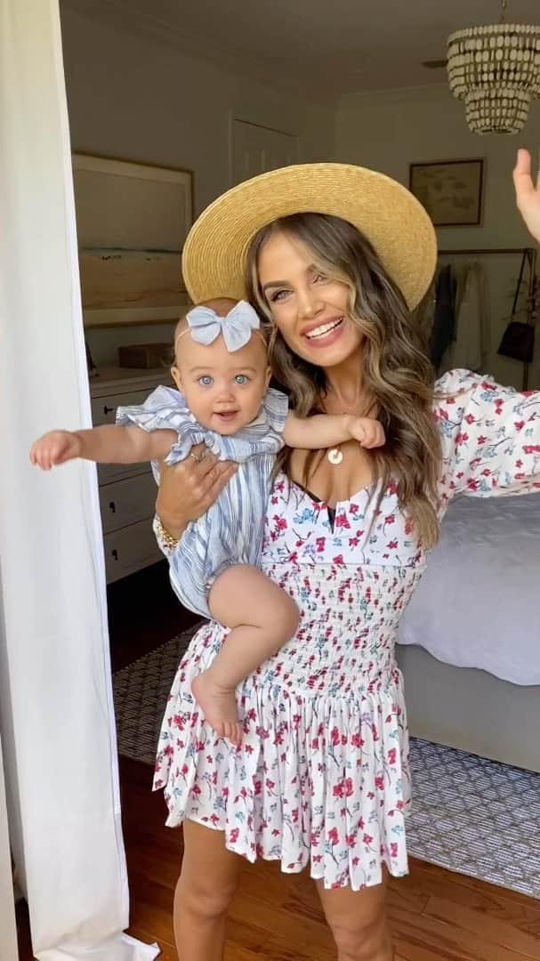 のインスタグラム：「Just in time for Mother’s Day! Beauty @evannelucas ( and adorable baby Maria!!) show us their picks from our Mother’s Day gifting collection 💕✨ order now to receive by Sunday and use code I<3MOM for 25% off at checkout 💕👯‍♀️ #shopplanetblue」