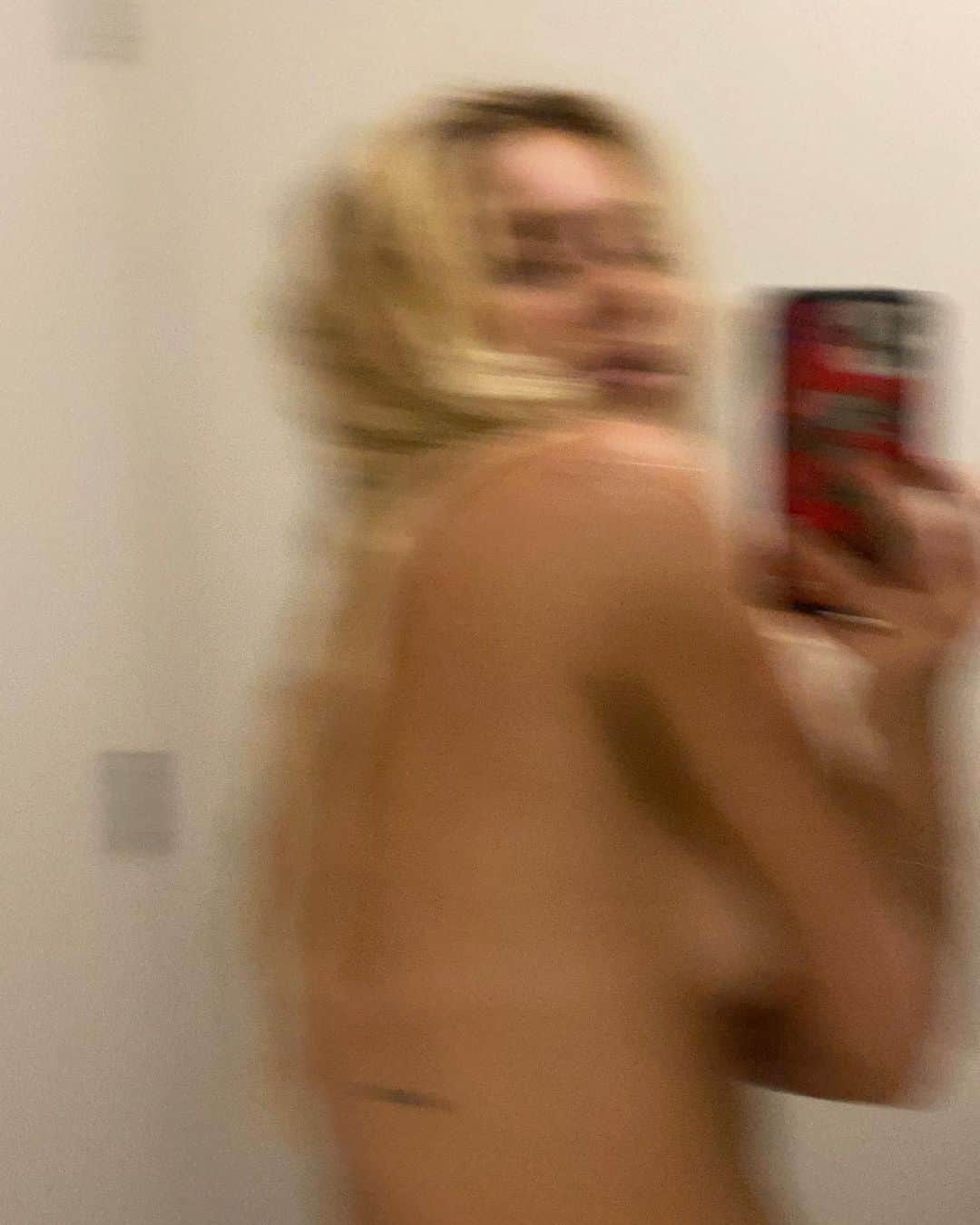 ケイリン・ルッソのインスタグラム：「𝒦𝒾𝓈𝓈𝒾𝓃𝑔 𝓂𝑒 𝓁𝒾𝓀𝑒 𝓎𝑜𝓊’𝓇𝑒 𝓉𝓇𝓎𝒾𝓃𝑔 𝓉𝑜 𝓈𝓊𝒸𝓀 𝓉𝒽𝑒 𝓈𝑜𝓊𝓁 𝑜𝓊𝓉 𝓂𝓎 𝒷𝑜𝒹𝓎」