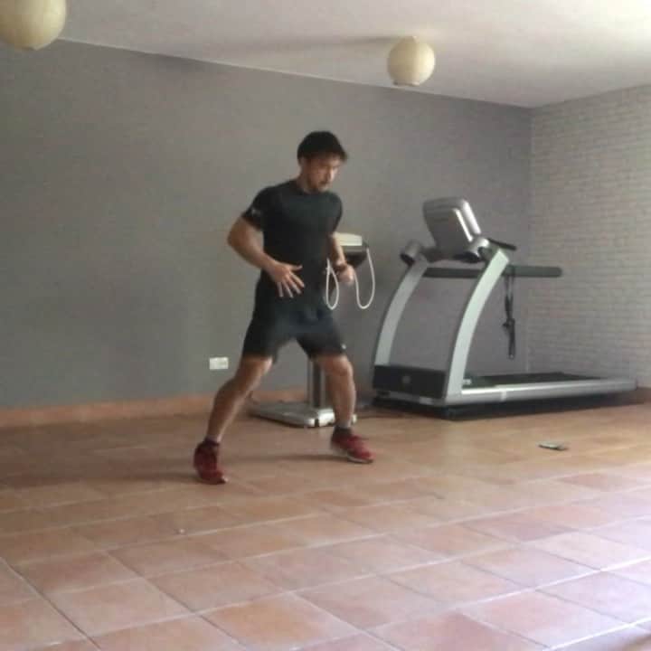 岡崎慎司のインスタグラム：「Training video day 42  体幹のトレーニングもやりながら、体を動かして、腿上げやステップをいれてみてください💪💪 チームのトレーニングも見えてきました。 ここからアゲていきます💪💪🏃🏻‍♂️🏃🏻‍♂️ #期待はしない #希望は持とう #体を動かす #準備する」