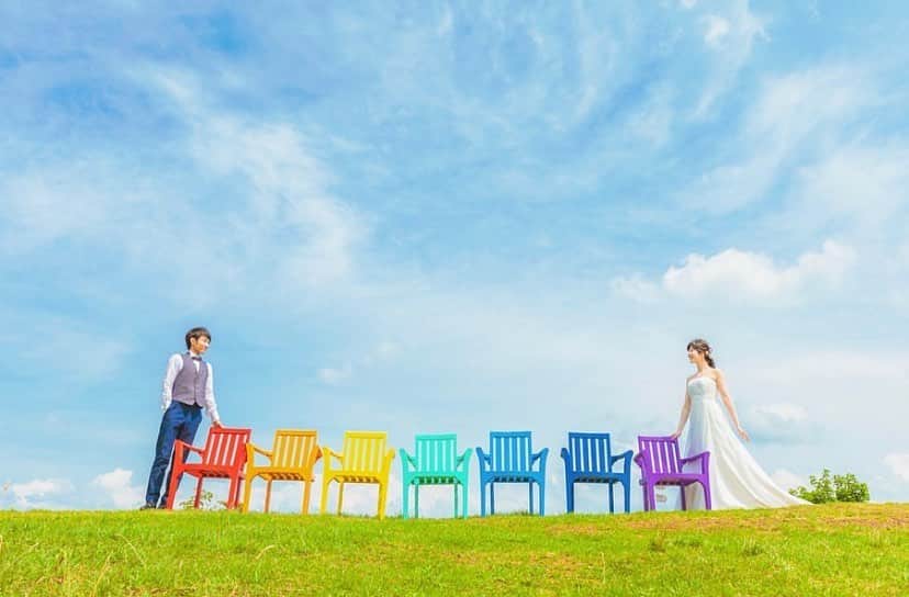 のインスタグラム：「小高い丘の先にあるレインボーなスポット🌈﻿ 爽やかな青空と一緒に☁️﻿ ﻿ photo @r.takeuchi_studioaqua﻿ ﻿ ﻿ ﻿ #パッチワークの丘  #STUDIOSOLA﻿ #スタジオソラ ﻿ @decollte_weddingphoto @decollte_weddingstyle @d_weddingphoto_jp﻿ #weddingphoto  #instagood #結婚式前撮り #新婚旅行 #チェリフォト #北海道旅行﻿ #富良野 #北海道前撮り#牧場 #ロケーションフォト #tokyo_camera_club #前撮り#東京カメラ部﻿ #weddingdress #prewedding #写真好きな人と繋がりたい #ひまわり畑  #ラベンダー  #ウエディングヘア﻿ #wedding #結婚写真 #前撮り #プレ花嫁#卒花嫁 #日本中のプレ花嫁さんと繋がりたい #結婚式﻿ #結婚式準備」