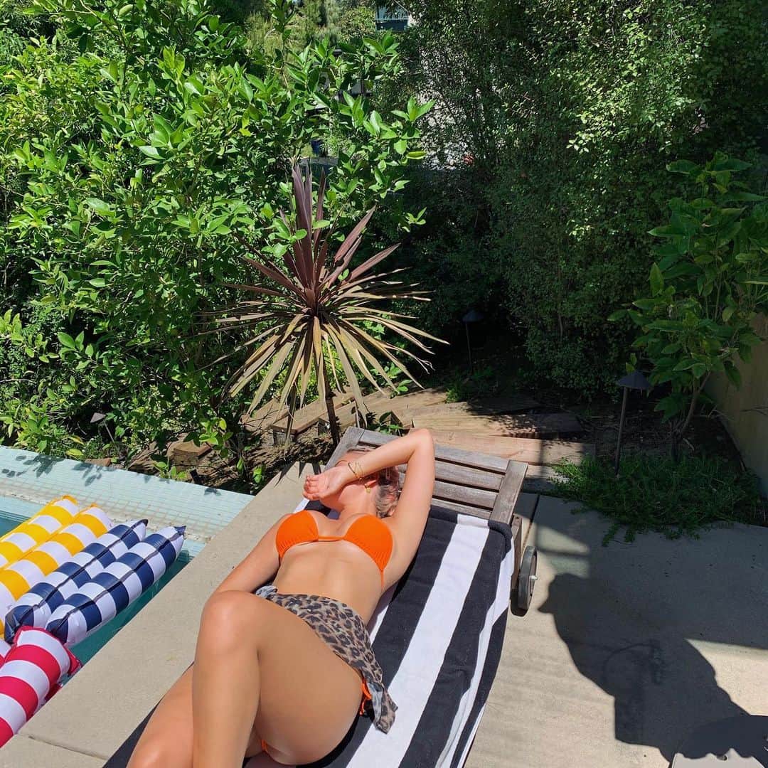ケルシーのインスタグラム：「what color should i dye my hair next @revolve」