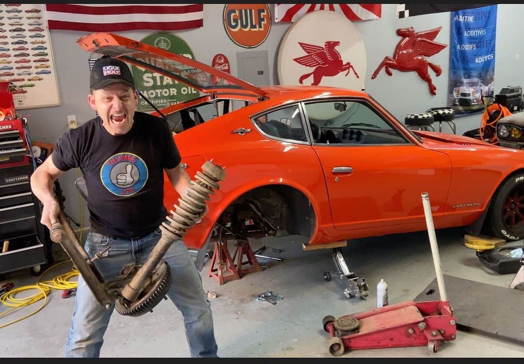 スティーブのインスタグラム：「With no gym to go to why not do some curls with my 240Z rear suspension?? New video of me getting way in over my head on this diy projects now live on my channel. サスの分解は自分のレベルを超えるDIYだけどここまできたら進むしかない‼︎ 頑張るぞ💪」