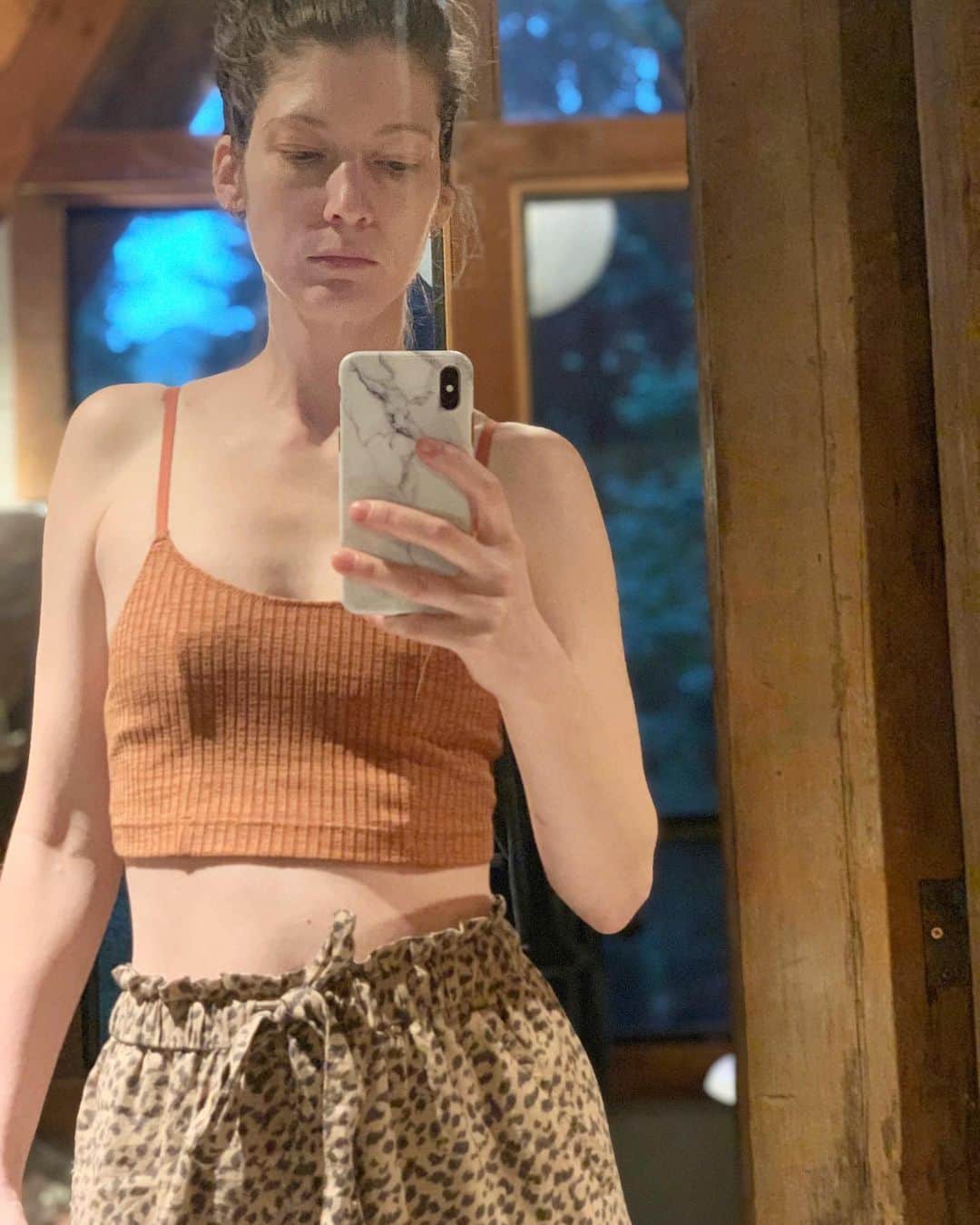マンディクーンのインスタグラム：「Hey all you cool cats and kittens.... Anyone else finding that they’re having a quarantine-induced identity crisis? WHO IS THIS WOMAN? • (To be fair I bought these 🐆 pants because Grey is obsessed with all things leopard/cheetah, but now I kind of love them. Am I turning into Peggy Bundy? One can only hope...)」