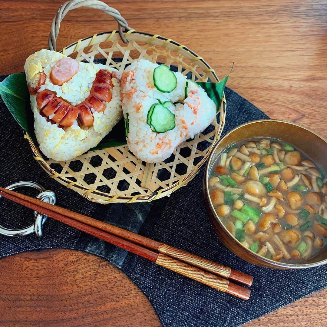 GENKINGの釜飯さんのインスタグラム写真 - (GENKINGの釜飯Instagram)「今朝は祈りのおにぎり🍙 @annaumemiya ちゃんから回ってきたバトン🤝❤️ 大切な人の健康と普段の感謝を込めて握ったよ❤️ 身近な大切な人の為に、みんなもおにぎり握ってみてね🍙 お次は地元の後輩、　@hitton28 に回します😆❤️ #祈るおむすびバトン #genkingkitchen」5月7日 7時56分 - genkingkitchen