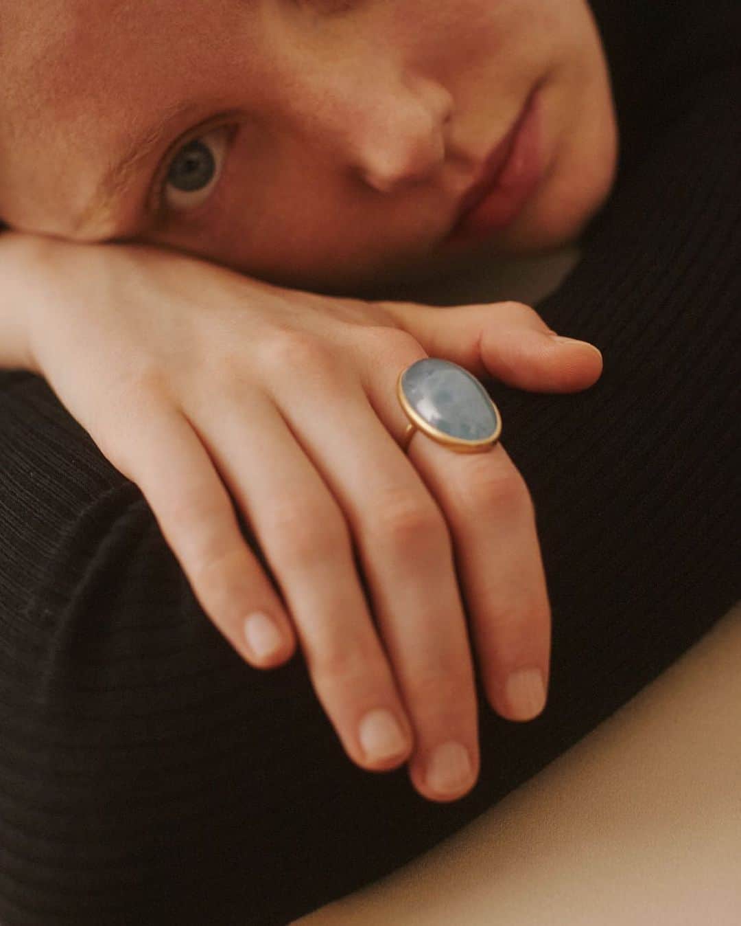 MARIHA Official Instagramさんのインスタグラム写真 - (MARIHA Official InstagramInstagram)「. Ring | Earth Drops Aquamarine  何百万年もの時を重ねてつくられる天然石。 ふたつとして同じものは存在しない美しい石は、すべてデザイナー自身が世界中で選び抜きました。 そうして丹念に選ばれた石一つ一つの個性にあわせたデザインを起こし、熟練の職人とともに丁寧に制作しているシリーズです。  #mariha #jewelry #earthdrops #aquamarine #gemstones #マリハ #ジュエリー #アクアマリン #天然石 #天然石 #mariha伊勢丹新宿店　#mariha阪急うめだ本店」5月7日 8時04分 - mariha_official