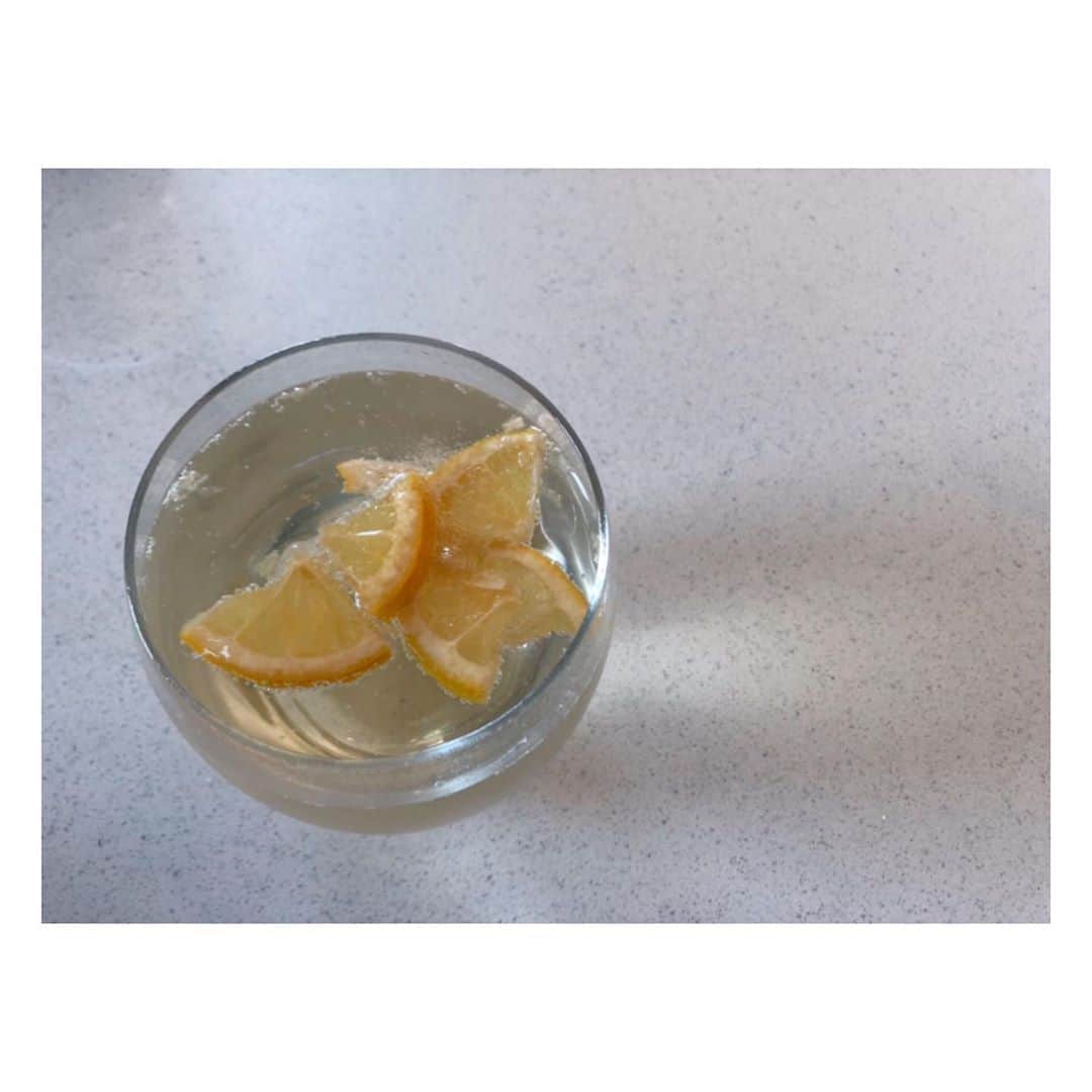 伊藤舞さんのインスタグラム写真 - (伊藤舞Instagram)「🍋 昨日作ったレモンシロップで 今朝はレモンスカッシュ。 . 氷砂糖がなかったので てんさい糖で作ったら コクがあっておいしくできました。 . 作ったと言っても レモンとお砂糖を交互に瓶に入れるだけ。笑 とっても簡単でした♡ . . #レモンシロップ  #広島レモン #てんさい糖  #おうち時間  #レモンスカッシュ #🍋」5月7日 8時22分 - maiito_fbs