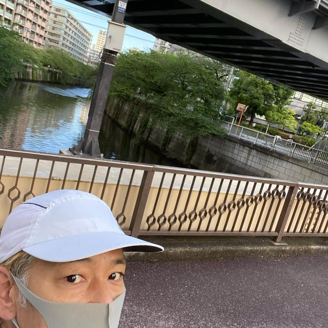 田村亮さんのインスタグラム写真 - (田村亮Instagram)「人が少ない時間帯の早朝は気持ち良く犬ランできますなぁ〜 #ランニング #犬の散歩」5月7日 8時28分 - ryo_tamura7