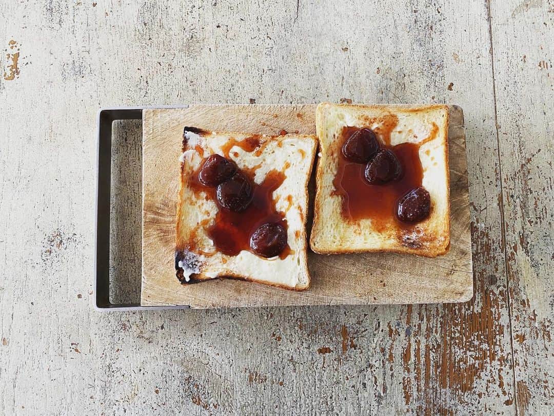 のインスタグラム：「. 昨日は夕飯も食べずに寝落ちした。 . モリモリ喰らう朝。 甘いのを珈琲で流し込む。 . 風とおる。 二度寝しそう。」