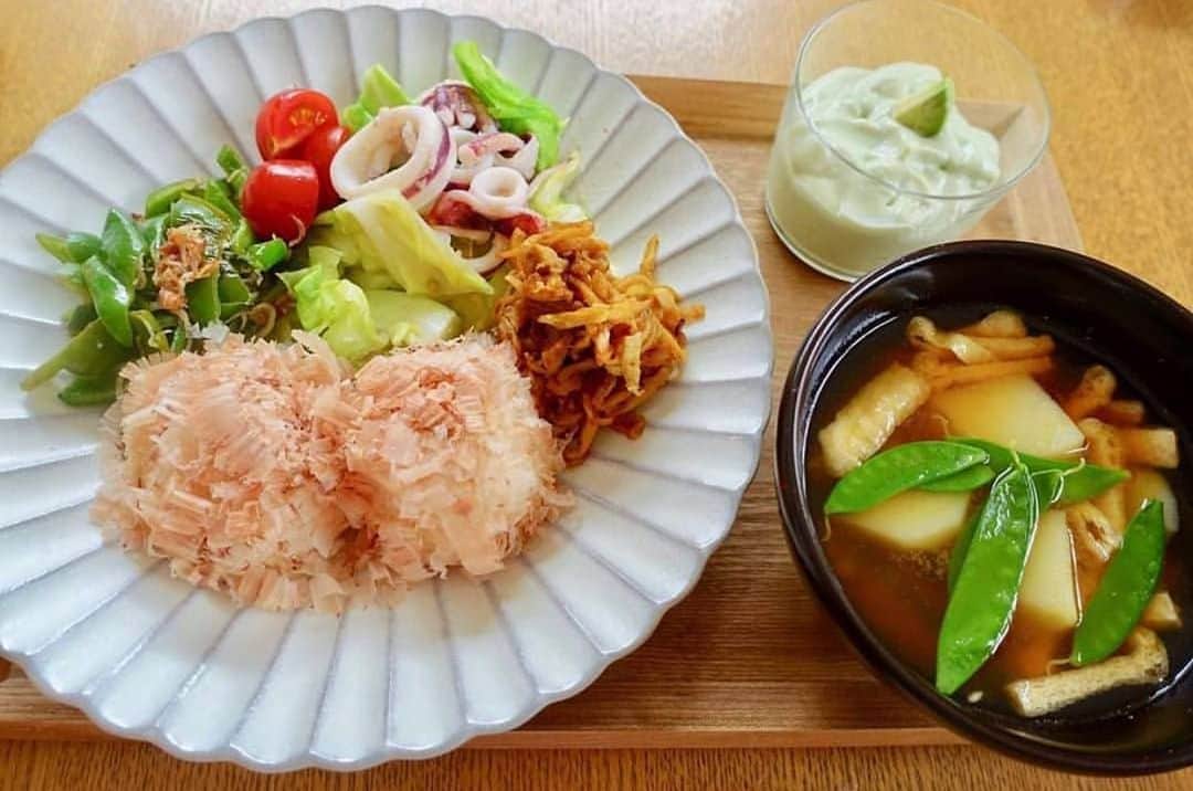 にんべん　おだしでキレイ習慣さんのインスタグラム写真 - (にんべん　おだしでキレイ習慣Instagram)「こんにちは🌞﻿ 今日は @kyoko.kashiwagi.90 さんの投稿をご紹介します🐟💓﻿ お料理の投稿リレーで、かつお節が大活躍❣️﻿ 美味しいごはん🍚でおうち時間も楽しめそうですね✨﻿ ﻿ .﻿ .﻿ .﻿ ﻿ ﻿ 【いっしょにつくろう！いっしょに食べよう！ごはんとみそ汁バトン♪】﻿ です。﻿ アンチエイジングの魔術師 小俣 由枝 (Yoshie Omata) きゃしーさんより、お味噌汁リレーのバトンを受け取り、投稿させていただきます。﻿ ﻿ -----﻿ 今日のランチ😊﻿ 日本を代表する発酵食品、味噌、かつお節。﻿ 手軽に摂れておいしい。免疫力アップにバッチリです！﻿ ﻿ ・栄養豊富なかつお節のお出汁、去年お教室でみなさんと一緒に仕込んだ手作り味噌でお味噌汁。新じゃがと絹さや、油揚げ入り。﻿ ・ごはんはカツオちゃんに教えてもらったかつお節握り。﻿ ・おかずは今日のオンライン料理教室で作ったおかず。﻿ ピーマンの梅醤油炒め﻿ 　いかの塩麹マリネ﻿ 　カレー味の切り干し大根は常備菜﻿ ・デザートはアボカド、豆腐スムージー。罪悪感なし〜💕﻿ ﻿ 見ていた娘が、焼いたパンにクリームチーズ塗ってかつお節をたっぷり。﻿ これ、美味しくてハマりそうです！﻿ ﻿ ===================================﻿ わたしからも、大好きな３人の方へバトンをお繋ぎします💕﻿ ﻿ ＊だしアンバサダー講師仲間でライターの 山崎 恵子 (Keiko Yamasaki)さん﻿ ＊カリフォルニア在住時代お世話になった、ワインとチーズの会を開催されてるAmy Ishidaさん﻿ ＊フリーライターでセンス抜群の Tomomi Takei Nakazatoともちゃん﻿ どうぞよろしくお願いいたします✨﻿ ＝＝＝＝＝＝＝＝＝＝＝＝＝﻿ ﻿ 参加は簡単！３ステップ♪﻿ ①ごはんとみそ汁を作ってみよう！﻿ ②作った料理の写真を撮り、ハッシュタグ　﻿ #いっしょにつくろう﻿ #いっしょに食べよう #いっしょに食チャレンジ #みんなにありがとう #うちで過ごそう　﻿ を忘れずに、SNS（Facebook/Instagram）で投稿﻿ ③好きな3人の友達をタグ付け﻿ この投稿をコピーして、バトンをまわす﻿ ＝＝＝＝＝＝＝＝＝＝＝＝＝﻿ ﻿ #いっしょにつくろう﻿ #いっしょに食べよう﻿ #いっしょに食チャレンジ﻿ #ごはんとみそ汁﻿ #みんなにありがとう﻿ #うちで過ごそう﻿ #にんべんだしアンバサダー﻿ #にんべんだしアンバサダー講師部﻿ #だしのある生活﻿ #おだしでおうち時間 ﻿ #和ご飯﻿」5月7日 8時39分 - ninben.dashiambassador