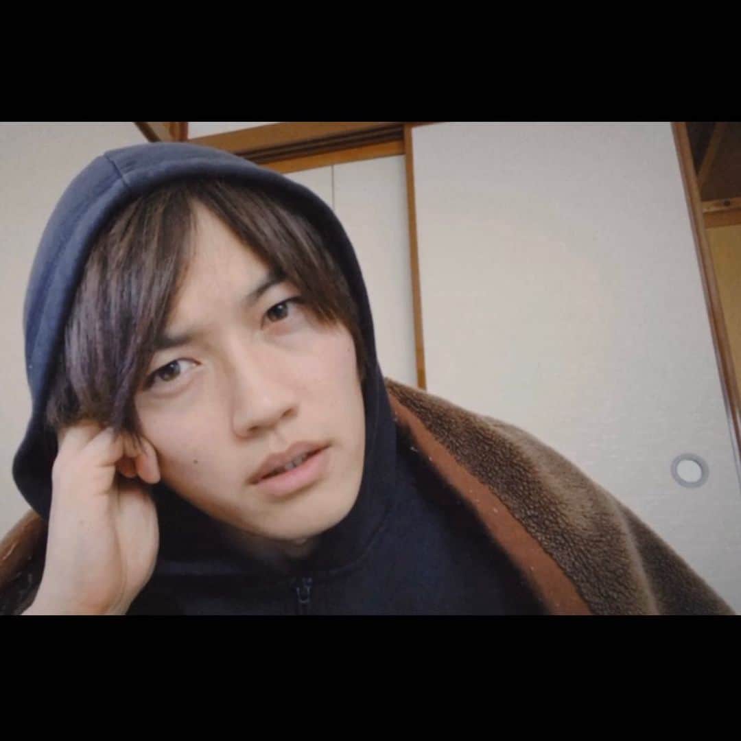 佐伯恵太のインスタグラム：「【芝居を切り取る】 お芝居してる瞬間を切り取ってみた。遊びで撮った映像でも瞬間を切り取れば様になる。......気がする。  4,5枚目はZOOMでの稽古中の写真です。この状況下で俳優として爪を研ぐ、というのはどういうことなのか、何をすべきか。よく考える。 #俳優 #役者 #演技 #芝居 #稽古 #経験 #レッスン #現場」