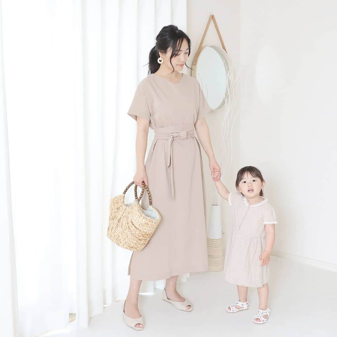 Eri Satoのインスタグラム：「beige×whiteコーデ · one-piece: @pierrot_shop (1911-031007) · 先日も投稿した @pierrot_shop の #リネン風サッシュベルト付きワンピース 今回はサッシュベルトありで。 リネン風生地は抱っこしてもシワになりにくくて ありがたい💛 ウエストコンシャスなデザインも好き☺ 春夏新作も可愛いからチェックしてみてね！ · 久しぶりに娘と撮ったら成長を感じる😂 · #pierrot #pierrot_shop #ピエロアンバサダー#サッシュベルトワンピース #ワンピース#ウエストコンシャス#親子リンクコーデ愛好家 #fashion#ootd#outfit#code#coordinate#style#ファッション#コーディネート#コーデ#プチプラ#プチプラコーデ#ママコーデ#シンプルコーデ#mamagirl#locari#partegram#カジュアル#お洒落さんと繋がりたい#pr#outletshoes_life #アウトレットシューズ」