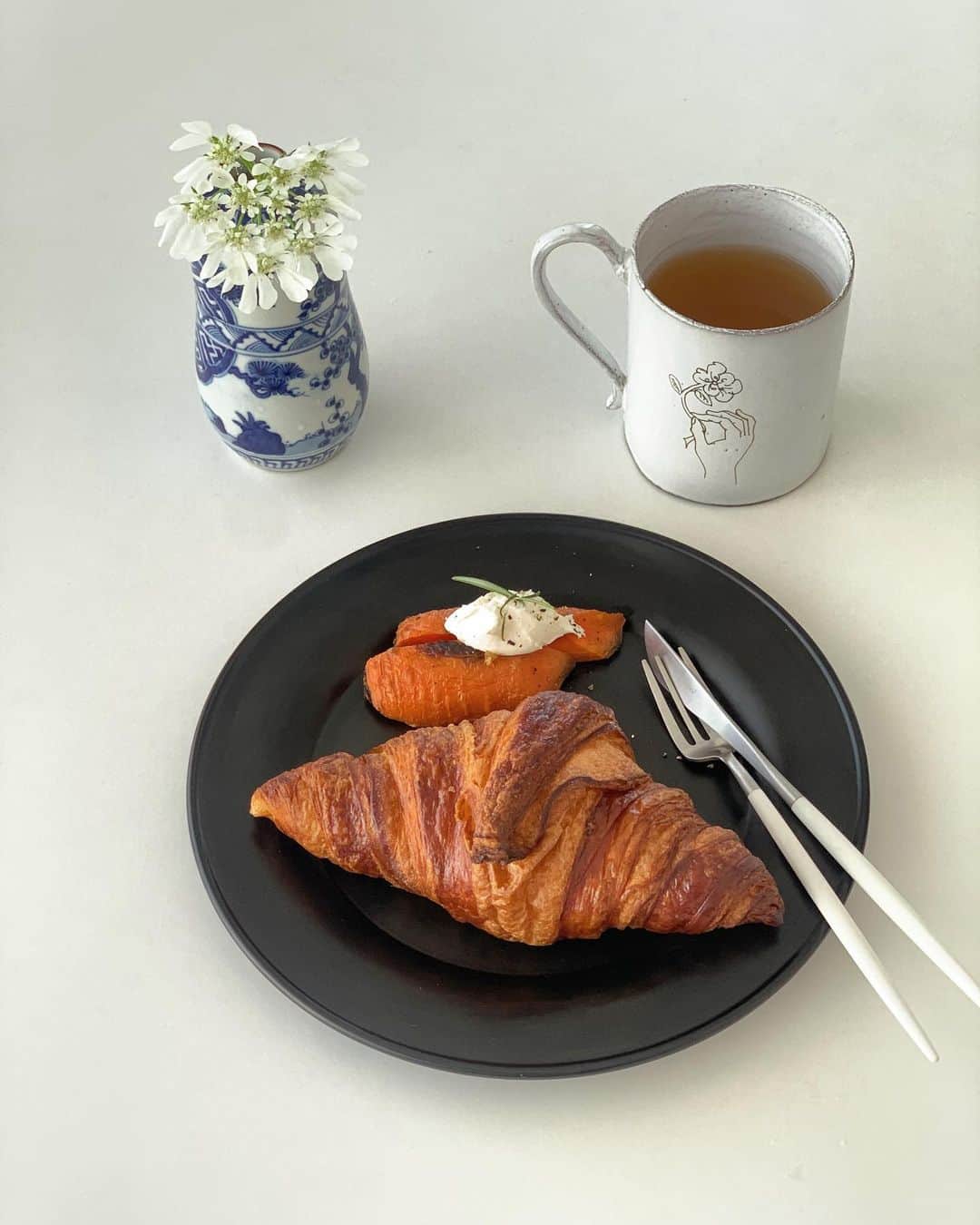 のインスタグラム：「・ ・ シンプルな朝食  クロワッサンに昨朝グリルした人参の残り しわしわになっていたから、サワークリムと ローズマリー載せてコショウして  お茶はジンジャーターメリックtea 強いのに癒される😌 ・ ・ #life #あさごはん #simple #stayhomestaysafe」