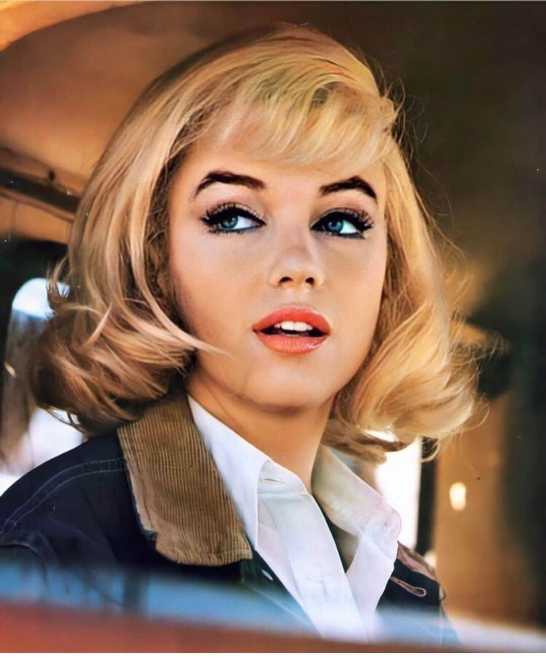 マリリン・モンローのインスタグラム：「Marilyn Monroe photographed on the set of The Misfits in 1960.💛」