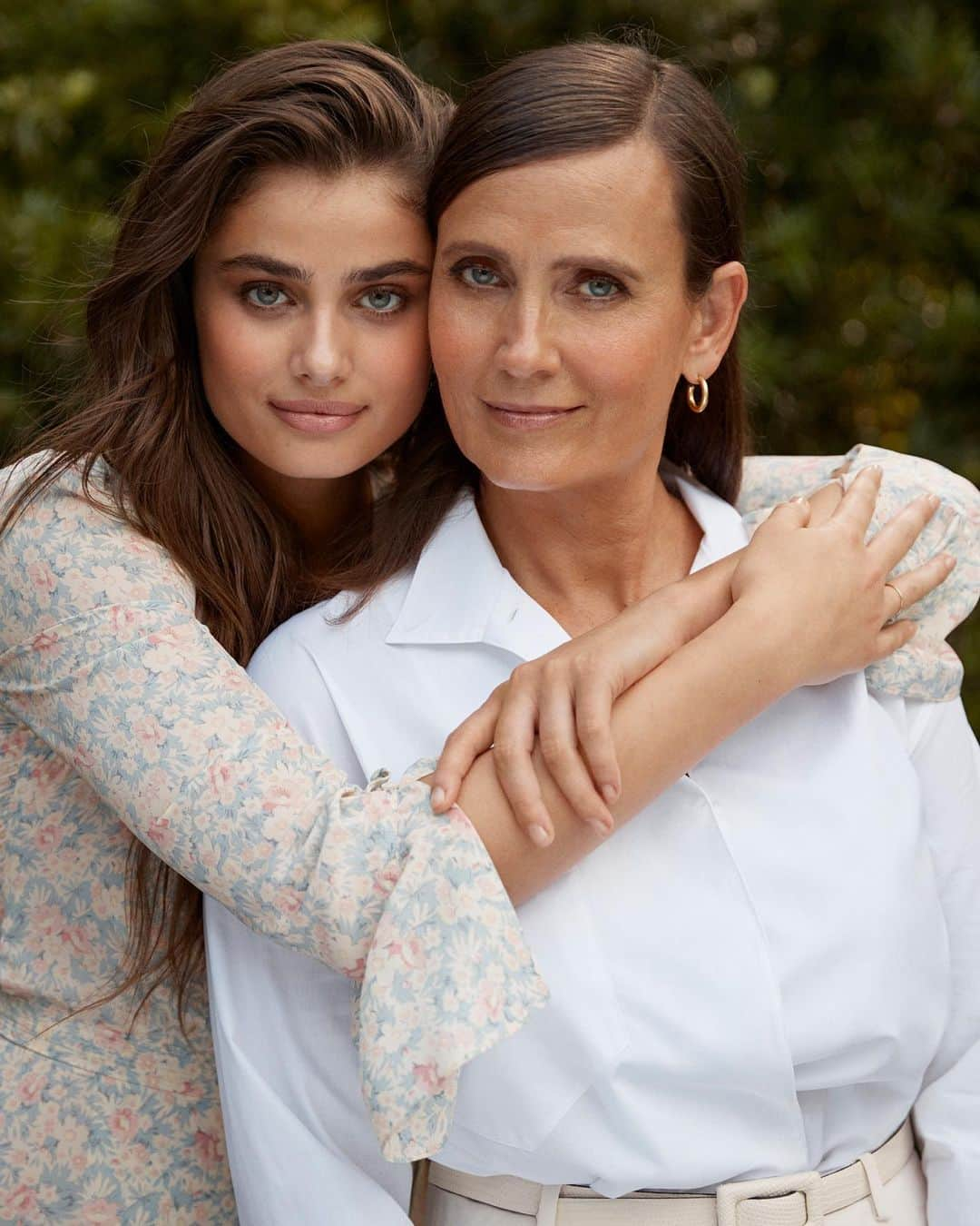 Polo Ralph Laurenさんのインスタグラム写真 - (Polo Ralph LaurenInstagram)「A mother's treasure is her daughter. Together at home, #TaylorHill and her mother celebrate the beauty and love of family.  Discover the #RalphLaurenRomance collection via the link in bio.  #PoloRalphLauren #RalphLaurenFragrances #RLGifts」5月7日 9時07分 - poloralphlauren