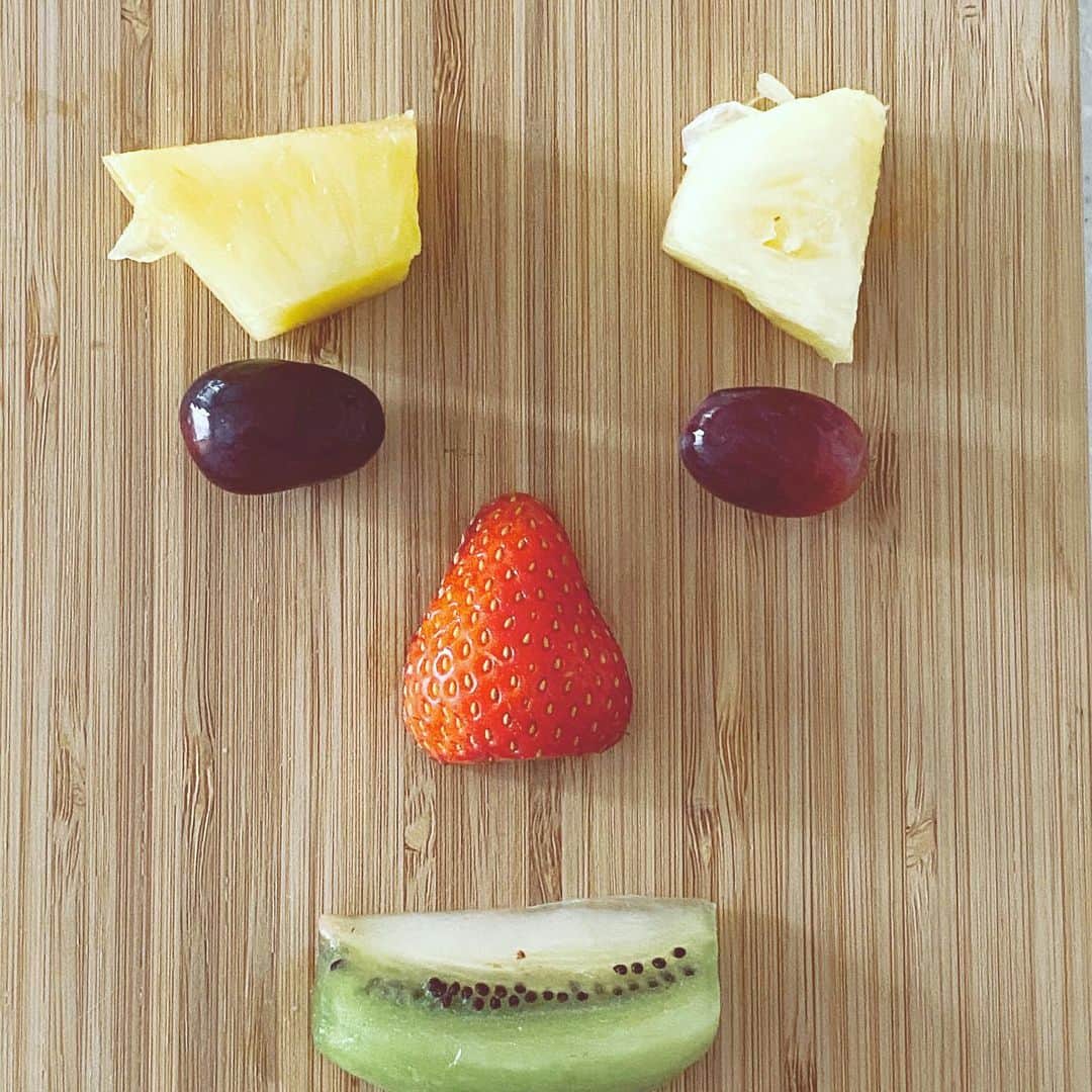 中野敬久さんのインスタグラム写真 - (中野敬久Instagram)「#まあ #置いてみます #よね #果物 #fruits #strawberry #kiwi #grape #face #hope #humour」5月7日 9時03分 - hirohisanakano