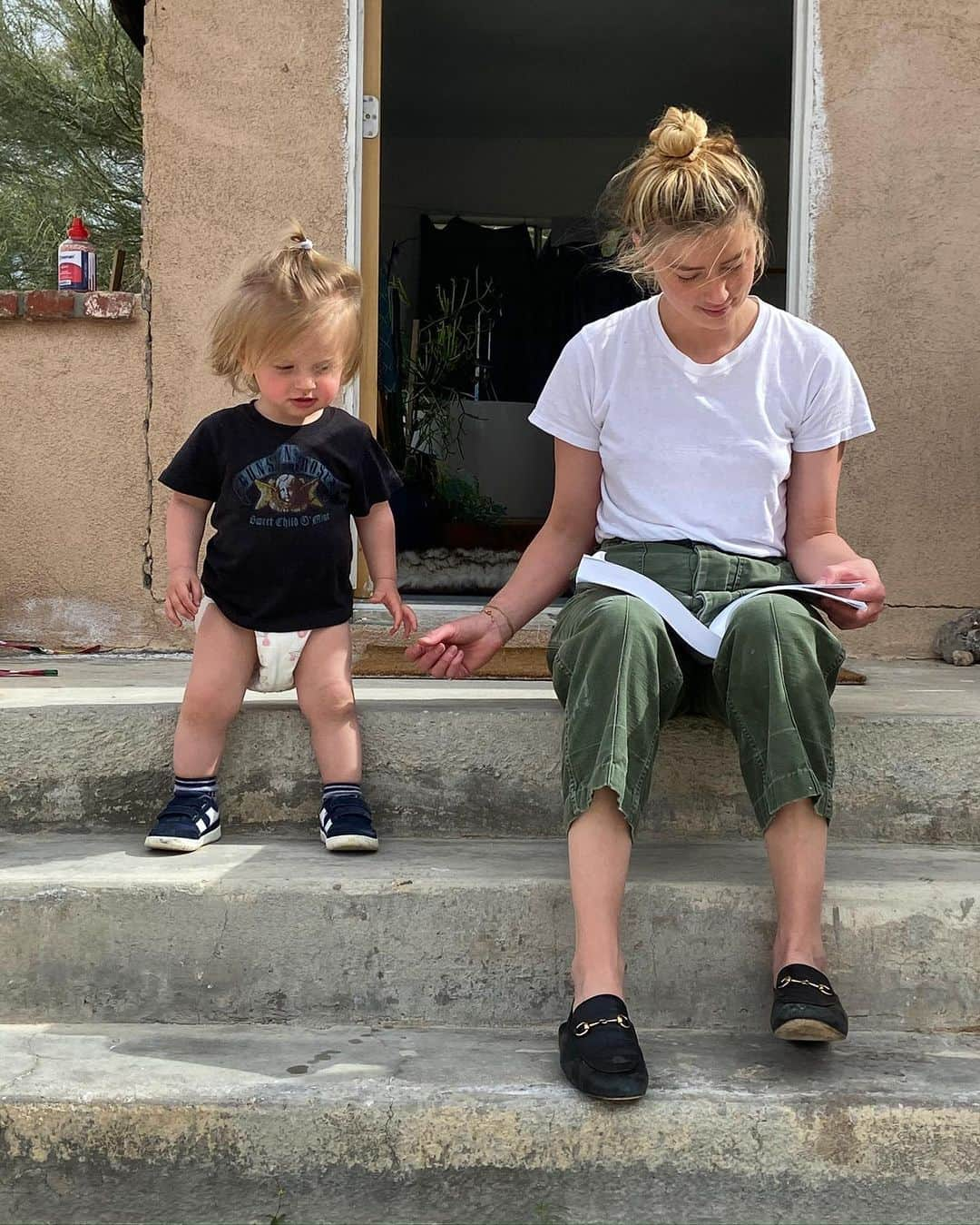 アンバー・ハードさんのインスタグラム写真 - (アンバー・ハードInstagram)「Top knot twins.... enjoying a tiny bit of peace from the tiniesttt member of the family」5月7日 9時08分 - amberheard