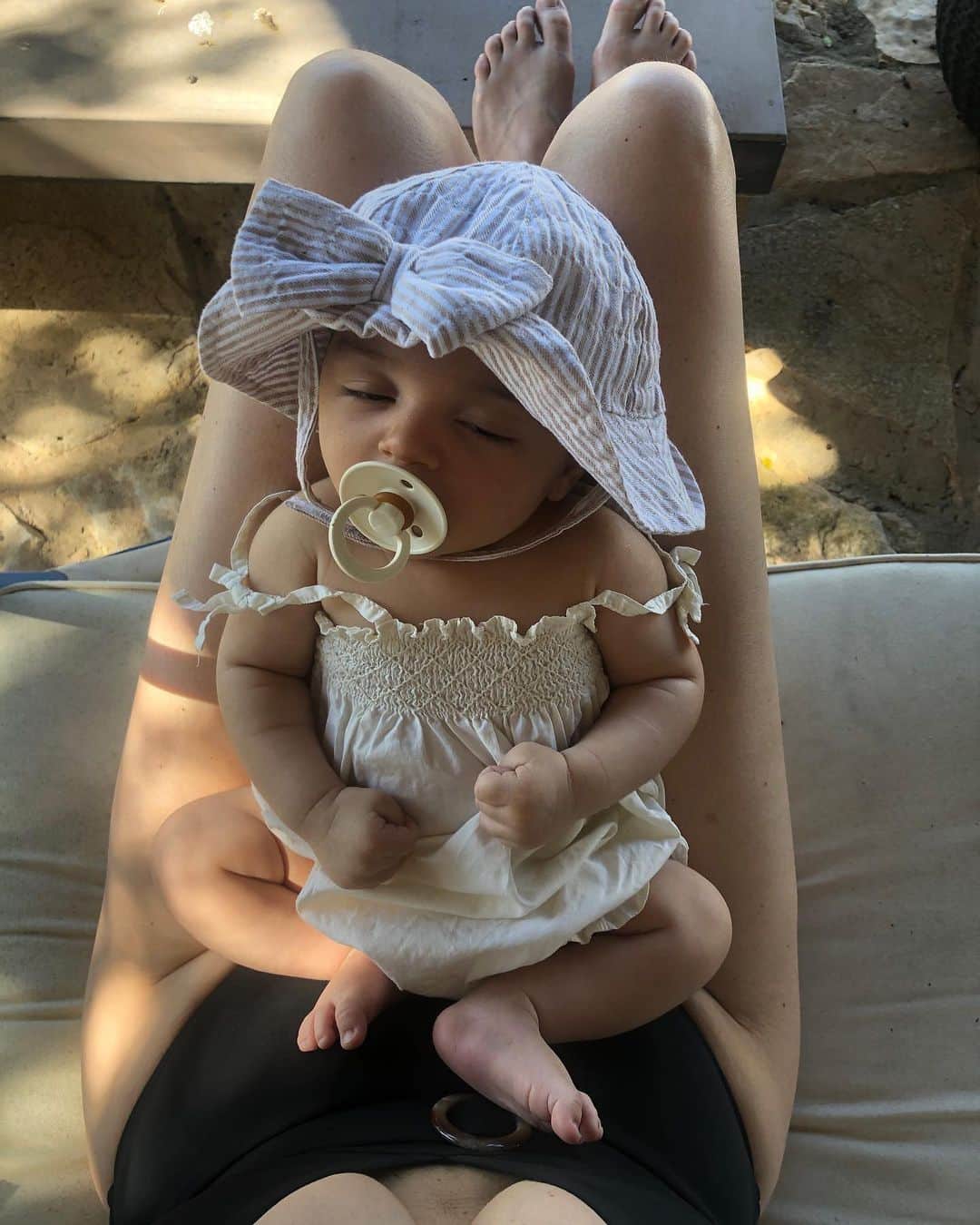 ニコール・トルンフィオのインスタグラム：「Afternoon snooze 😴 with my newest love 💕 #ellawolf I’m well and truly in heaven #momof3」