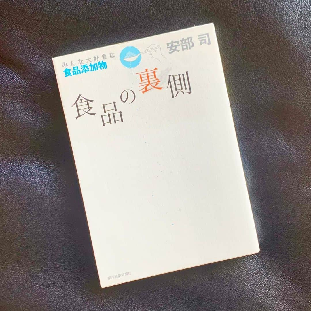 小林三江子さんのインスタグラム写真 - (小林三江子Instagram)「【7日間ブックカバーチャレンジ voi.3】  #bookcoverchallenge  読書文化の普及に貢献するためのチャレンジで好きな本を一冊、７日間upしていきます！本についての説明は必要なく表紙画像だけをup、さらにその都度友達を招待してチャレンジへの参加をお願いするというのがルールだそう！  vol.3のカバーは 【食品の裏側―みんな大好きな食品添加物】 安部司  自宅で過ごす時間が多いこんな時だからこそ、気をつけたいのが食べ物。 健康な身体を作る為に欠かせない食事だけれど、きちんと食品の裏側を知り、正しい選択をしていかなければならないという事を改めて考えさせられる一冊。  バトンはミュージカルスターばりの歌唱力が魅力のカミーユ劇場主宰😂カミムお願いしまーす😄✨ @kamimuu」5月7日 9時29分 - mieko_kobayashi