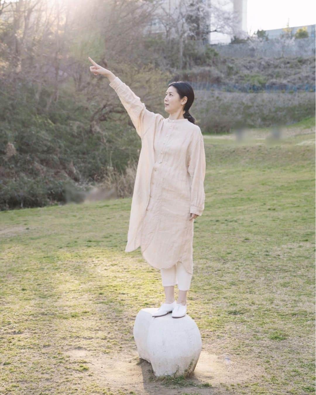 睦のインスタグラム：「今夜は満月だそうな。  ベランダで、 お月見しよう。  良かったら、 一緒に夜空を 見上げませんか。  私は、お月様に 収束をお願いしてみようと 想ってます🌝  Photo @yoshiyukimizuno  Hairmake @phogotobox  2020年作品撮りより。  #満月  #fullmoon  #ベランダ　 #belanda  #お月見  #月に願いを  #星に願いを  #夜空  #nightsky  #一緒に  #友達  #friends  #作品撮り  #友人　 #ともだち　 #免疫力 #うちで過ごそう  #家にいよう  #おうちですごそう  #covid19  #コロナ対策  #新型コロナウイルス  #コロナウィルスが早く終息しますように  #ssw  #作詞家  #artist  #lyricist  #model  #井上睦都実 #睦」