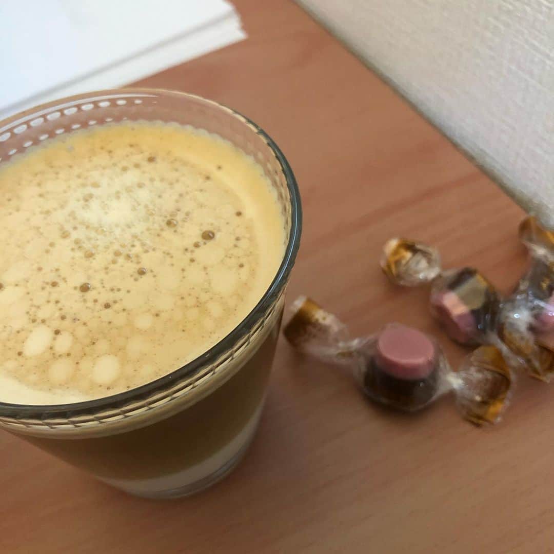 のインスタグラム：「本日もリモートワーク開始、 ダブルトールラテと、 息子からの差し入れチョコ３つと。」