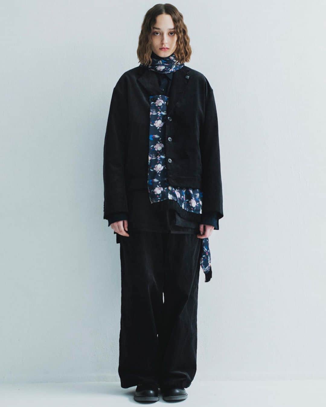 メアグラーティアのインスタグラム：「meagratia FW20 LOOK  art direction: @ak813_____  flower: @yukarisatoflower  styling: @go_momosee  hair&make: @mukai_daisuke  photo: Kenichi Mui #meagratia #flower #fashion #lookbook #fw20」