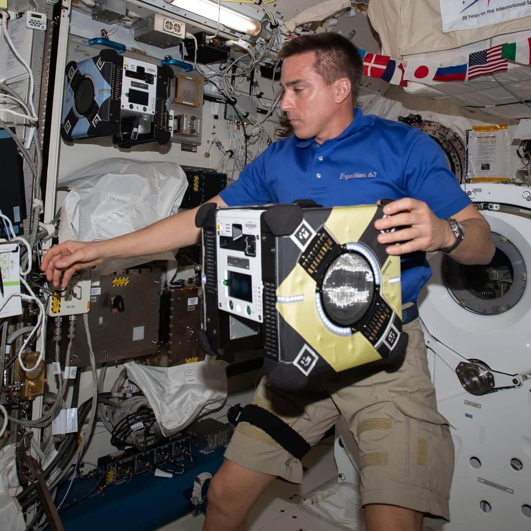 国際宇宙ステーションさんのインスタグラム写真 - (国際宇宙ステーションInstagram)「Expedition 63 Commander Chris Cassidy sets up an Astrobee robotic assistant, one of a trio of cube-shaped, free-flying robots, for a test of its mobility and vision system inside the Kibo laboratory module. #nasa #astronaut #unitedstates #jaxa #japan #kibo #robotics #international #space #station」5月7日 10時00分 - iss