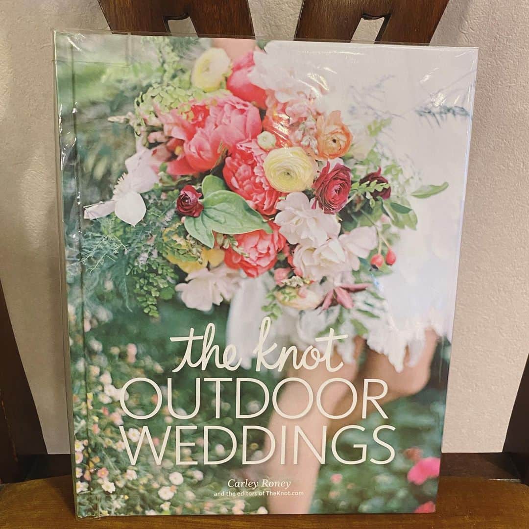 畑野ひろ子のインスタグラム：「【7日間ブックカバーチャレンジ】 #bookcoverchallenge  vo.2  the knot OUTDOOR WEDDINGS  とっても素敵な海外ウェディングがいっぱい😍 お花の見せ方はもちろんですが、アイデアがいっぱい詰まっているので、この本で沢山のインスピレーションを受けています。  そして、次のバトンは、、、 世界でも活躍していらっしゃる憧れフラワーアーティストの　@massa_nakagawa さん  こんな私にも、お花のアドバイスをくれたり、フランクにトークしてくださる兄貴分のMASSAさん！よろしくお願いします😆」