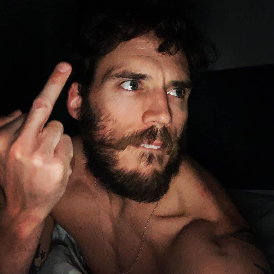 サム・クラフリンのインスタグラム：「Just a little message to the foxes having sex, a fight, or a full on quarantine cookout at 2am. 🖕🏻」