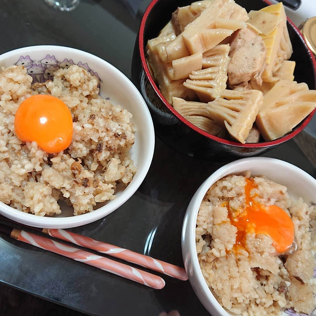 安藤なつさんのインスタグラム写真 - (安藤なつInstagram)「茶色い食卓 #初めて茶碗蒸し丼 #エッグベネディクト #まぼねんのお惣菜 #お肉  #ほうれん草とモヤシのナムル #ベーグルバーガー  #そば #まいたけ天ぷら# #なすの天ぷら #オニオンリング #ヒラヒラきんぴら #麻婆豆腐 #ネギハートとマスクマン #ぎゅうしぐれタケノコご飯 #山わさびのおいしいやつ #ポリシックスフミさん #配偶者 #タケノコとささみの炒め煮」5月7日 10時13分 - mapleandonatsu