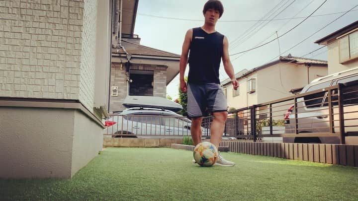 堀米勇輝のインスタグラム：「昨日はアウトサイドだったので 今日は爪先で⚽️ 10回チャレンジ！！ やってみてくださーい💪  #リフティング #ジェフ千葉 #8」