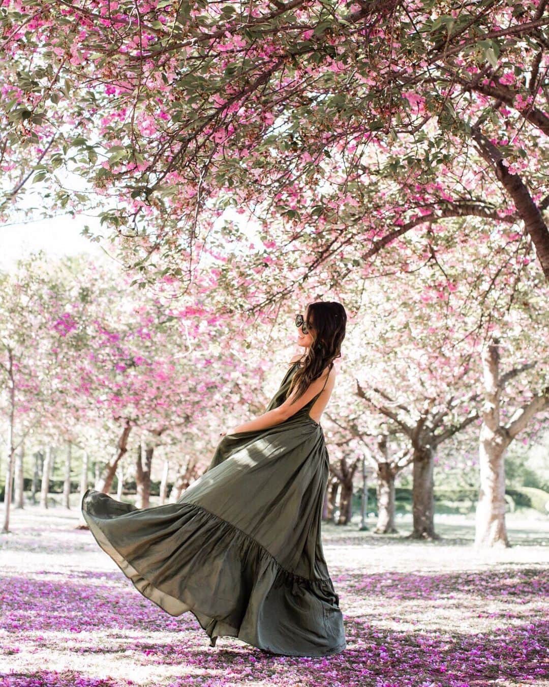 ウェンディー・グエンさんのインスタグラム写真 - (ウェンディー・グエンInstagram)「Missing 🌸🌸🌸 Reminiscing about our first time at cherry blossom row 😍🌸🌸🌸 #nyc #brooklynbotanicgarden #cherryblossom」5月7日 10時25分 - wendyslookbook