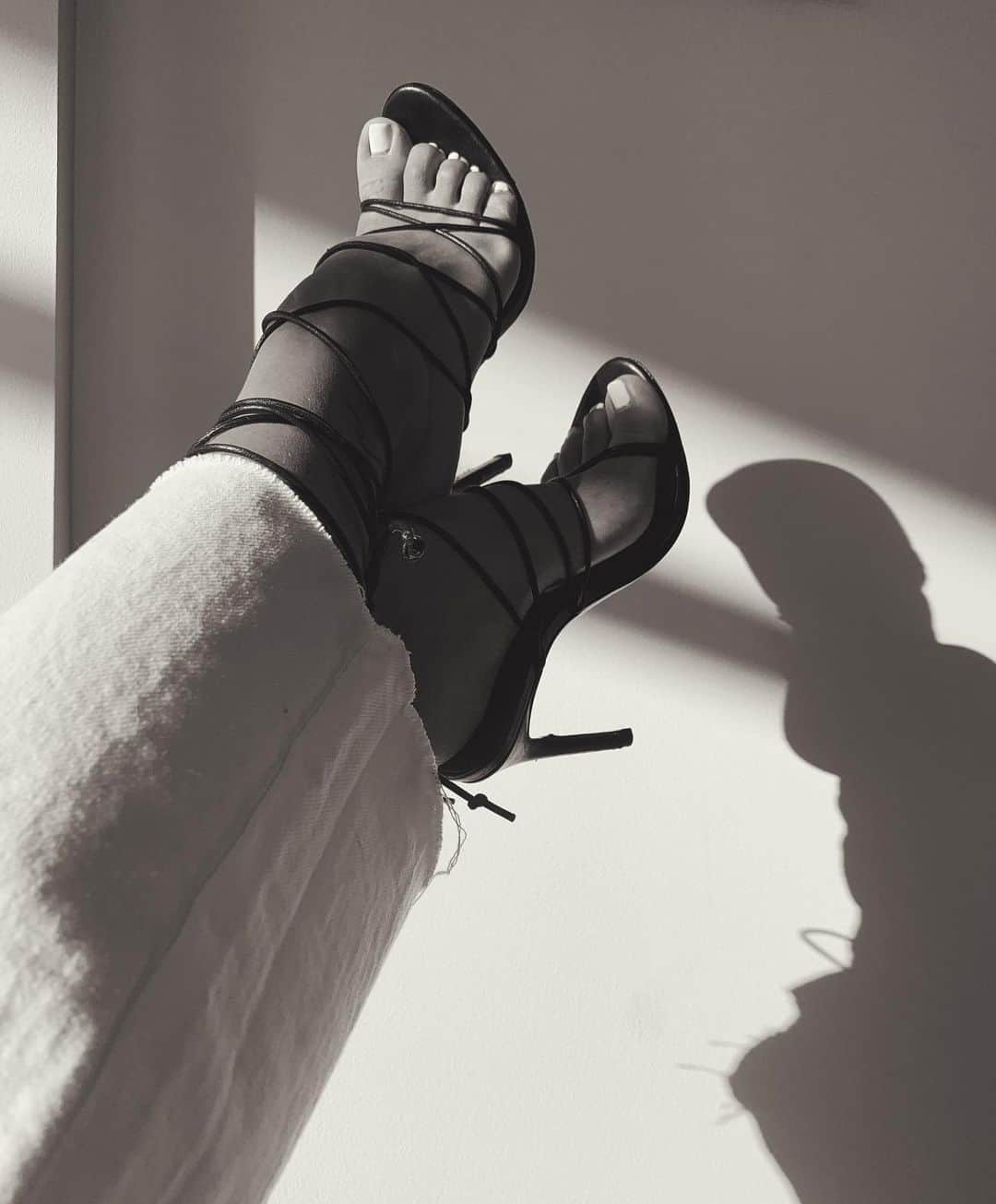 エマリン・エストラーダのインスタグラム：「wearing heels because I miss them..」