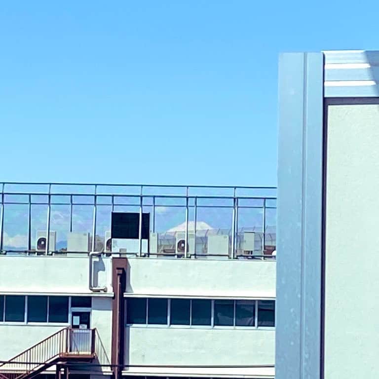 黒川忠文さんのインスタグラム写真 - (黒川忠文Instagram)「‪今のマンションに住んで10年‬ ‪ベランダから富士山の頭が少し見える事に最近気付いた。‬ ‪それだけベランダで過ごす事が多くなった今日この頃。‬」5月7日 10時21分 - kurokawatadafumi
