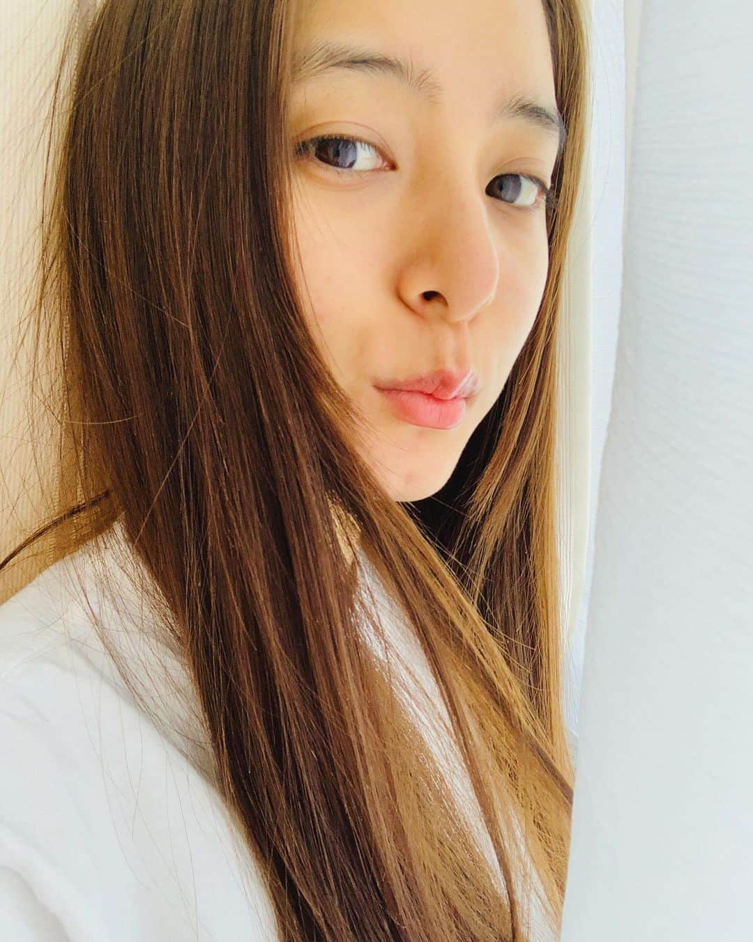 新木優子さんのインスタグラム写真 - (新木優子Instagram)「おはよう〜‼︎ 晴れた日に少し早く起きれたらすごく気持ちいい〜☺️ なんか最近は昼夜逆転の生活になりつつあったので改善したく、、。 とはいえ朝は苦手、、💦 皆さん朝早く"スッキリ"起きれるコツってありますか🥺？」5月7日 10時23分 - yuuuuukko_