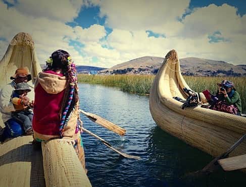 ノーマさんのインスタグラム写真 - (ノーマInstagram)「ぷかぷか浮いている島、船、家、家具、食、お薬、どこまでもトトラと言う植物（葦）が、循環し、人々の生活を支える場所が、ウロス島。 カラフルな装いをした愛らしい島の人達が、トトラ織りなすブラウンの世界で際だっていて、何だか御伽の国に来た気分でした🧚‍♂️🌏🌈 ・ photo by @marco149  hair make by @mikako888  写メは美香子氏とガイドさんが撮ってくれたよ🤳♥️ #peru #uros  #titicaca #travel #nomatrip #ウロス島  #ペルー」5月7日 10時34分 - noma77777