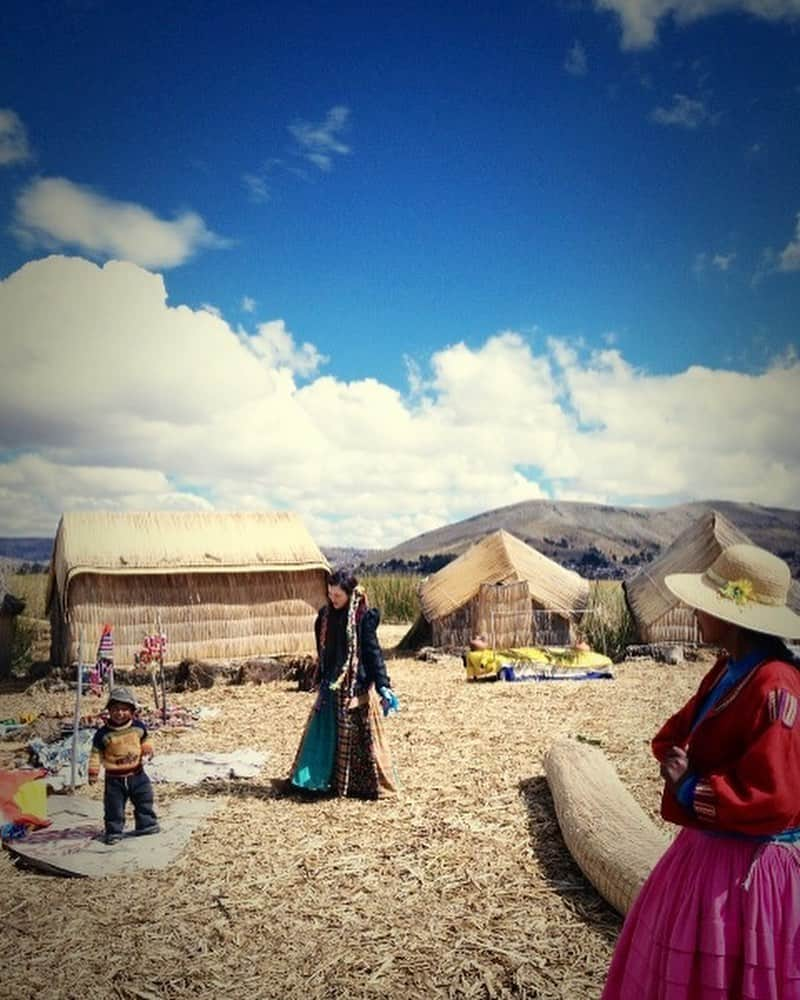 ノーマさんのインスタグラム写真 - (ノーマInstagram)「ぷかぷか浮いている島、船、家、家具、食、お薬、どこまでもトトラと言う植物（葦）が、循環し、人々の生活を支える場所が、ウロス島。 カラフルな装いをした愛らしい島の人達が、トトラ織りなすブラウンの世界で際だっていて、何だか御伽の国に来た気分でした🧚‍♂️🌏🌈 ・ photo by @marco149  hair make by @mikako888  写メは美香子氏とガイドさんが撮ってくれたよ🤳♥️ #peru #uros  #titicaca #travel #nomatrip #ウロス島  #ペルー」5月7日 10時34分 - noma77777