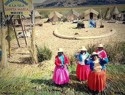 ノーマさんのインスタグラム写真 - (ノーマInstagram)「ぷかぷか浮いている島、船、家、家具、食、お薬、どこまでもトトラと言う植物（葦）が、循環し、人々の生活を支える場所が、ウロス島。 カラフルな装いをした愛らしい島の人達が、トトラ織りなすブラウンの世界で際だっていて、何だか御伽の国に来た気分でした🧚‍♂️🌏🌈 ・ photo by @marco149  hair make by @mikako888  写メは美香子氏とガイドさんが撮ってくれたよ🤳♥️ #peru #uros  #titicaca #travel #nomatrip #ウロス島  #ペルー」5月7日 10時34分 - noma77777