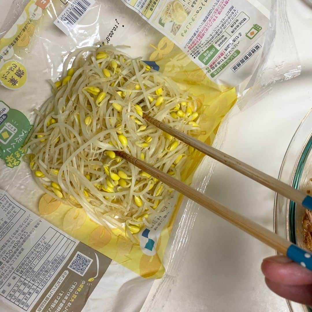 馬場裕之さんのインスタグラム写真 - (馬場裕之Instagram)「味噌ツナもやし🍺 ▷YouTube でも簡単レシピ色々載せてますので 覗いてみて下さい😊.. ..⬇️⬇️⬇️ @hiro88 🐟 【材料】 もやし1袋 ツナ水煮缶1缶 味噌大さじ1（味噌がしょっぱい場合は少し減らして下さい） ラー油小さじ1（ごま油、オリーブオイルに一味唐辛子や黒胡椒入れても） お酢小さじ1 ①ボウルに味噌、お酢、ラー油（ごま油でも）ツナ水煮缶を汁ごと入れよく混ぜる。 ツナ水煮缶の水分とお酢で味噌のダマをよくほぐしてツナと混ぜると良いですよ ②レンジでもやしを加熱出来るタイプのもやしはレンチンで。 茹でる場合は沸騰したお湯に1分〜1分30秒茹でてザルにあげて水分を切ります。水で冷やすと水っぽくなるのでそのままで大丈夫です。 もやしは絞らずに入れて下さいね。 ③もやしをボウルに入れよく混ぜ合わせます。レンチンした場合袋に水分が溜まりますので、袋を写真6枚目のように開いて箸でボウルに入れると水分が切れますよ。　 ニラやえのきを一緒に茹でて入れたり、いりごまを入れたりアレンジしてみて下さいね。 ツナ多めなので、もやしを2袋、調味料を1.5倍で作っても良いですよ☺️ #おうちごはん  #おうち時間  #吉本自宅劇場 #馬場ごはん」5月7日 10時28分 - hiro88