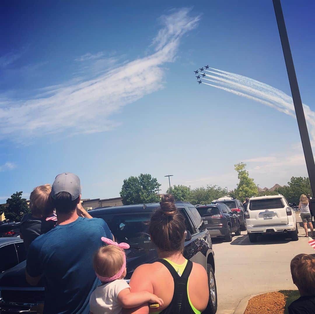 カーリー・パターソンのインスタグラム：「This was pretty dang cool to see today! Feeling so grateful for every single front line covid-19 responder and just for life in general🤍 #blueangels」