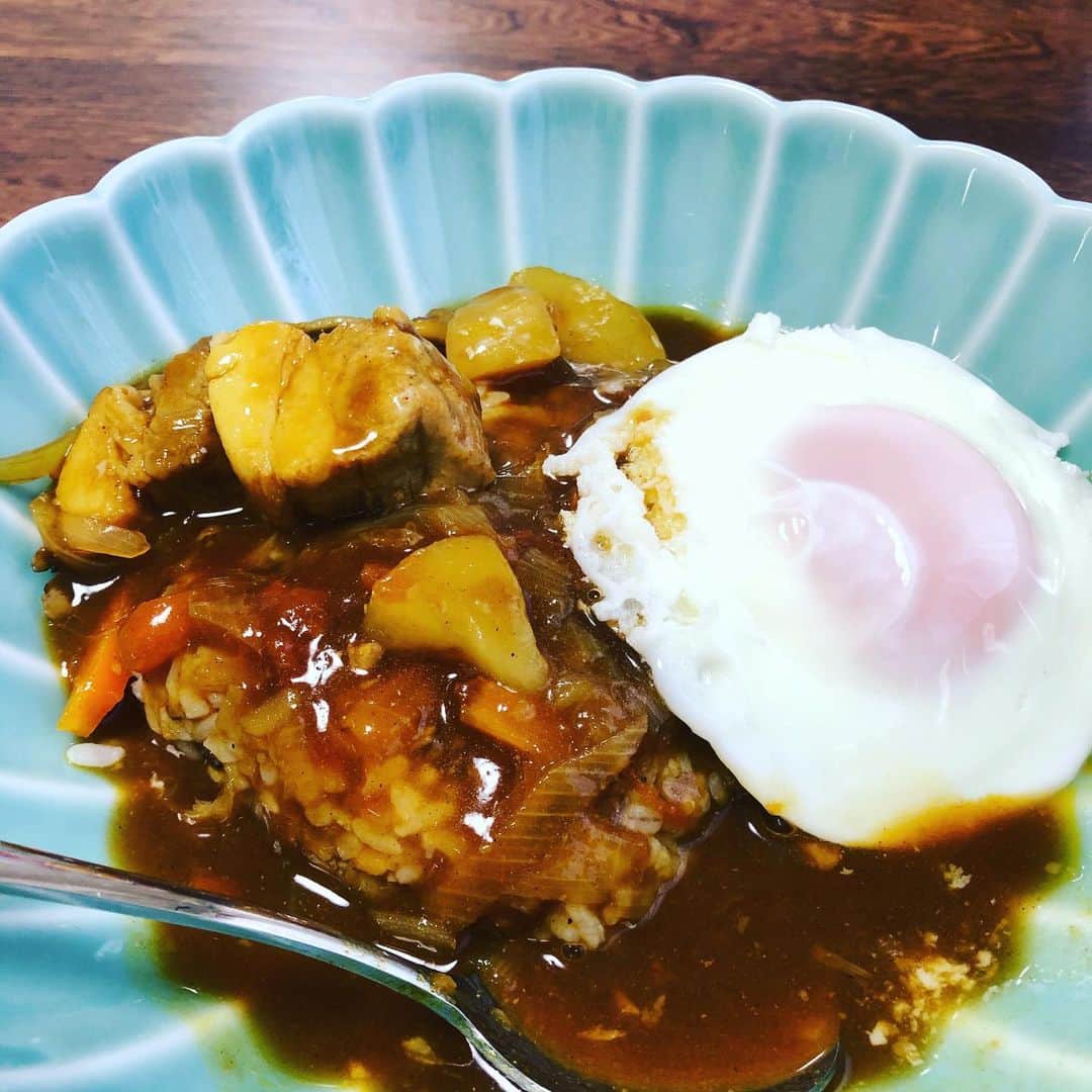 久保ミツロウのインスタグラム：「保存食として塩豚。 豚バラブロックに塩まぶしてラップして約一週間冷蔵庫放置(途中一回水気を拭いた)。半分を二時間以上水とローリエで煮込みスープで保存。残りはスライスしてじゃがいもとブルーチーズでオーブン焼き(ブルーチーズは無くても良かった)。 ストックしてある野菜の重ね煮を入れただけのスープでも激烈に美味いけど、結局カレールー足してカレー🍛に。美味しいに決まってる。 最近は食事がジャンクに戻りつつある…そろそろ野菜を買い出しに行かねば…。」