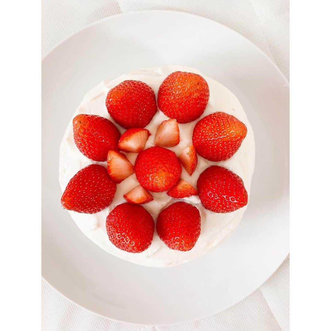 長谷川朋加さんのインスタグラム写真 - (長谷川朋加Instagram)「＊ 【　Gift Week 】 ＊ 昨日はショートケーキ🍰を作りました♡ スポンジがしっとりふわふわで美味しかった🥺 私はとても不器用なので ナッペが難しくて悪戦苦闘🤣 ＊ 念願のダルゴナコーヒーも☕️ 簡単に出来て美味しいって罪深い、、 今は携帯一つでいろいろなレシピを 検索出来るので有り難いですね🙇‍♀️ ＊ 肥えたGWですが五臓六腑は満たされ 料理のレパートリーが増えて 有意義なスペシャルウィークです🏠 ＊ 沢山の愛と思いやりをいただいた一週間なので わたしにとってはGift Weekでした🥰 愛を込めて、、、💓 ＊　 #やりたい事は全部やる #全力前向き前のめり #走るの大好き #ともカフェごはん」5月7日 10時39分 - hasegawatomoka