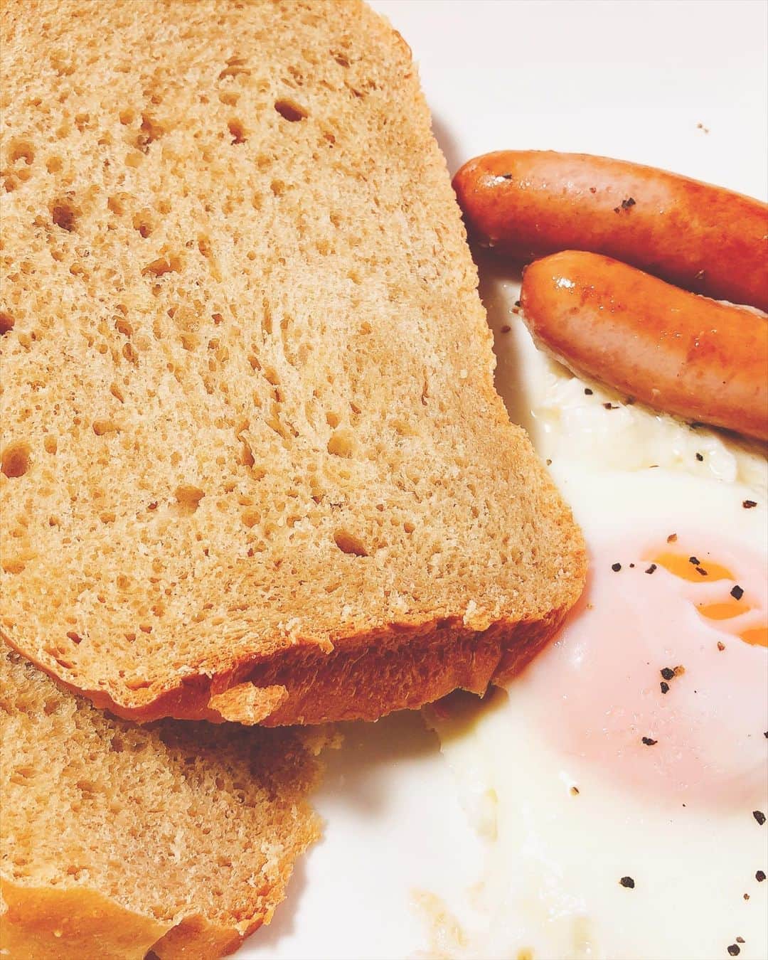 木下友里のインスタグラム：「手作りパンで朝ご飯。  もちもちで美味しい。  #木下料理日記 #木下友里  #パン」