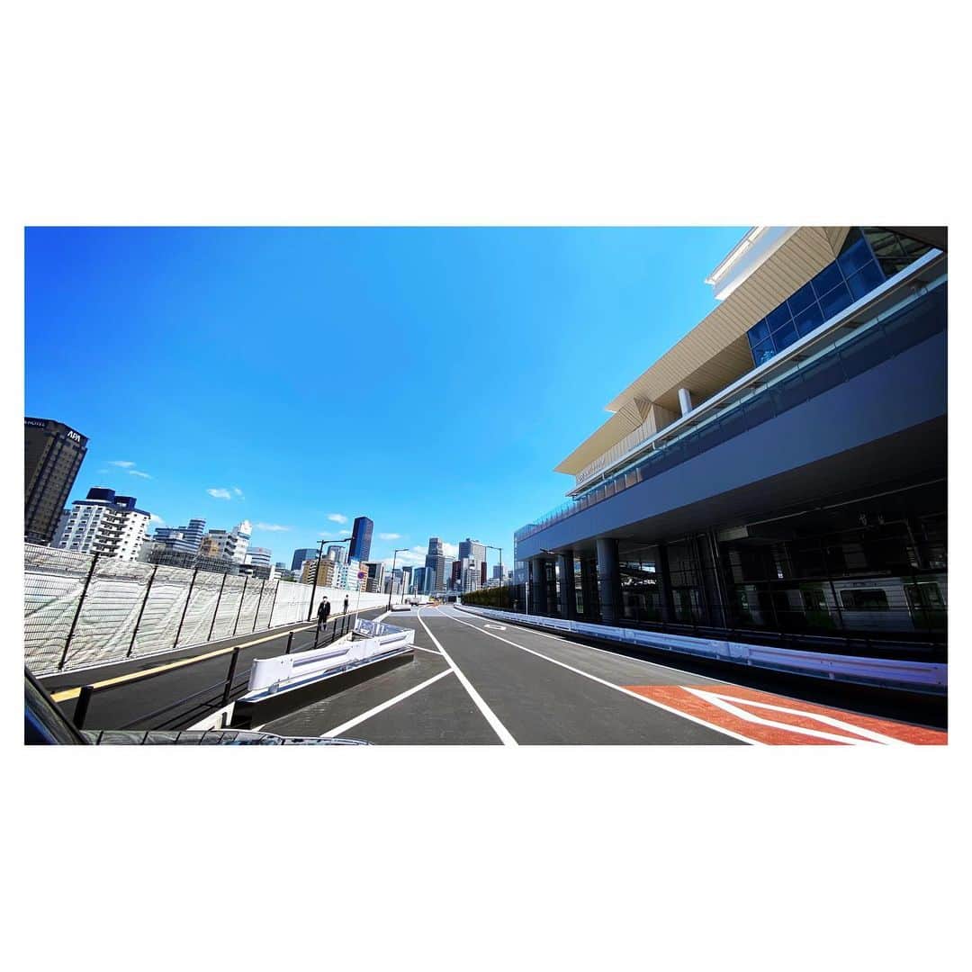 Caravanのインスタグラム：「2020.05.07  久しぶりのTOKYO。  新しい高輪ゲートウェイ駅前は  無人の映画セットみたい。  今日、昼12時半から  J-wave 81.3で無観客生ライブです。  よろしく！」