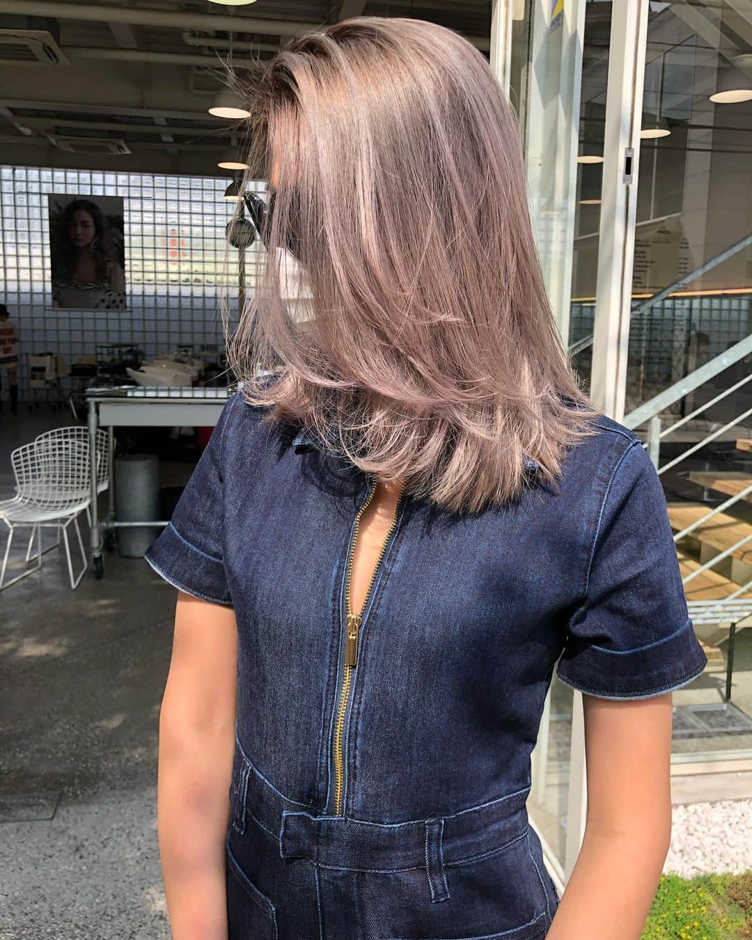 神能裕貴のインスタグラム：「🌫ラフで色気のあるヘアー🌫 "ラフで適当がカッコいい" そんなライフスタイルの女性へ. 【ラフカット】で軽く、動くヘアーへ！ 気分もヘアーも軽く、ライトに！ カラーはもちろん#shadowrootで根元とコントラストをつけて海外ヘアーに！ #balayage#highlight#shadowroot#ombre #オンブレ#オンブレカラー#ハイライト#バレイライト#バレイヤージュ#海外ヘアー#リアル海外ヘアー#ラフカット#SHIMA」