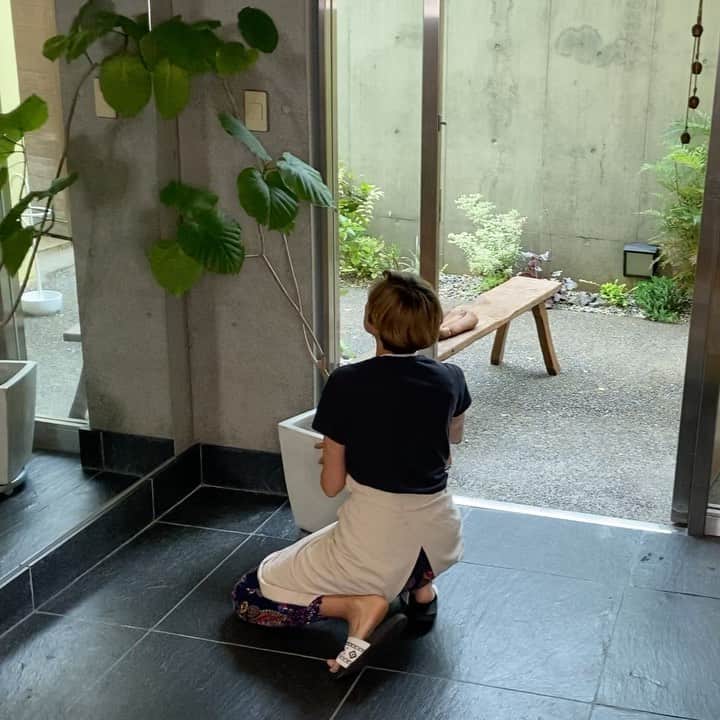 のインスタグラム：「. 😉 東京晴れ☀️ 気持ちがいいです！ さて今日の夕方 YouTubeをアップします 今日は玄関掃除🧹 丁寧バージョンと 玄関ホールのちょっとした 模様替え😘 私、模様替え しょっちゅうするのよね〜 好きなのでknow-how を紹介します❣️ それと玄関はやはり 清潔に綺麗にが 私のモットーです☺️ いつもの習慣　盛り塩も👍 . 夕方5時から観れます お時間作って是非😊 #YouTube #お掃除 #玄関　#模様替え  #楽しい時間  #rikaco_fashion  #❤️ イヤリングは @lovegiveslove_yukiko.okura」