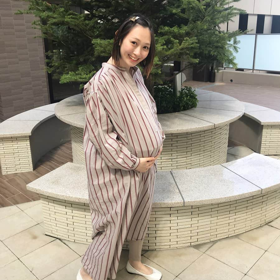 保木ちひろさんのインスタグラム写真 - (保木ちひろInstagram)「1年前🤰🏻❤︎ 毎日いつ出てくるかなってドキドキしてた👶🏻🌿 このお腹の中に娘がいたんだなぁって思うと 今でも不思議な気持ち😌🌼 ・ 明日の朝起きたら破水するよ！ ってこの頃の鈍感な私に伝えてあげたい🤰🏻💭 #この頃 #妊娠10ヶ月#臨月妊婦#マタニティコーデ#妊婦コーデ#マタニティライフ#出産準備」5月7日 11時23分 - hokichihiro