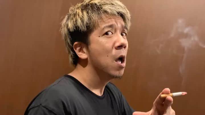 桜井誠のインスタグラム：「コロナの猛威に立ち向かう、アラフォーのおじさんドラマー達が、集まって公然打ち上げするだけの、視聴者参加型生配信。そう、それが「ドラ3チャンネル」 YouTubeにて今宵も21時より生配信🎥 本日は酒にも太鼓にも腕に覚えのあるドラマーが3人もゲストで登場。 チャンネル登録を済ませたら、酒瓶片手に震えて待て🍺🍱 オープニングテーマソング written by @hey_igari_0131  #ドラ3ちゃんねる @kouichi1975 @sambu25」