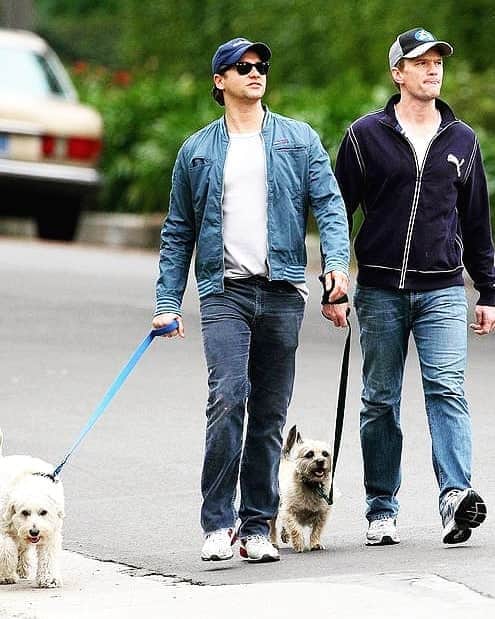 ニール・パトリック・ハリスのインスタグラム：「Way Back Wednesday 💙💙 #neilpatrickharris #davidburtka #nph #tagsforlikes #actors #lovethem #handsome #chef #waybackwednesday #wbw #couple #husbands @nph @dbelicious 💚💚」